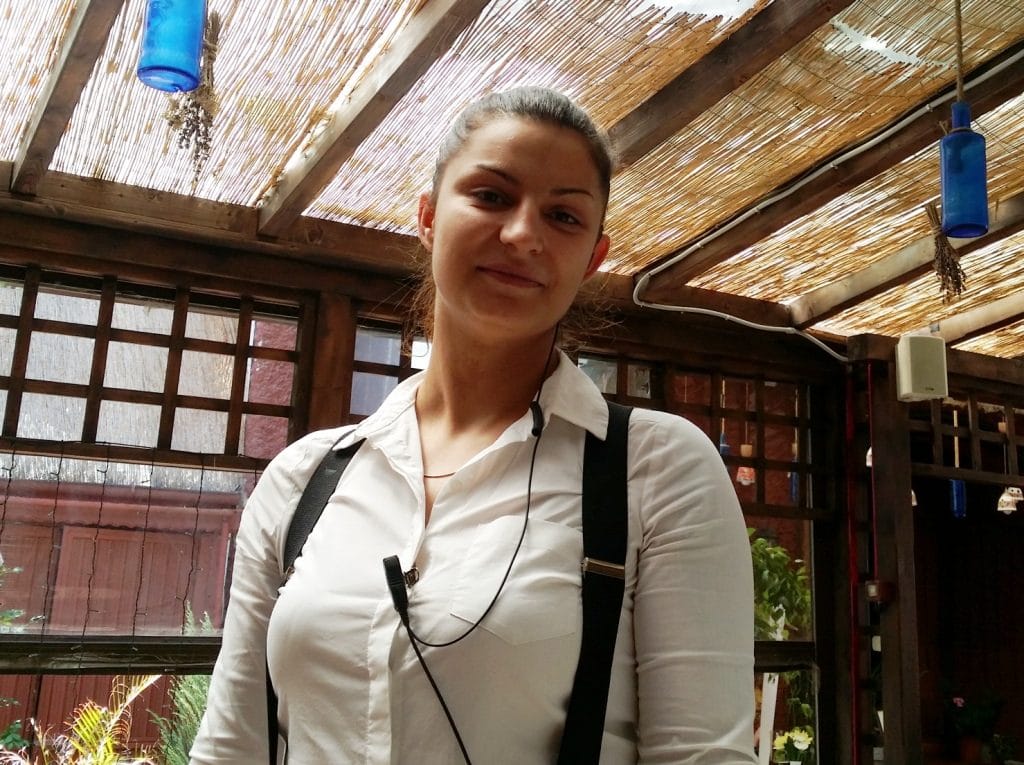 Andreea, chelnerita de la La Finca by Alioli, careia ii place sa fie chelnerita