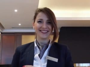 Miki - cea mai adorabila chelnerita de la Hilton Miki - cea mai adorabila chelnerita de la Hilton