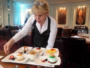 Liliana Grigore, chelnerita la restaurantul Modigliani, Hotelul Intercontinental