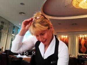 Liliana Grigore, chelnerita la restaurantul Modigliani, Hotelul Intercontinental