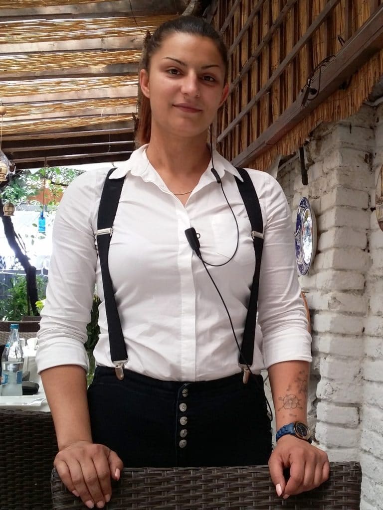 Andreea, chelnerita de la La Finca by Alioli, careia ii place sa fie chelnerita