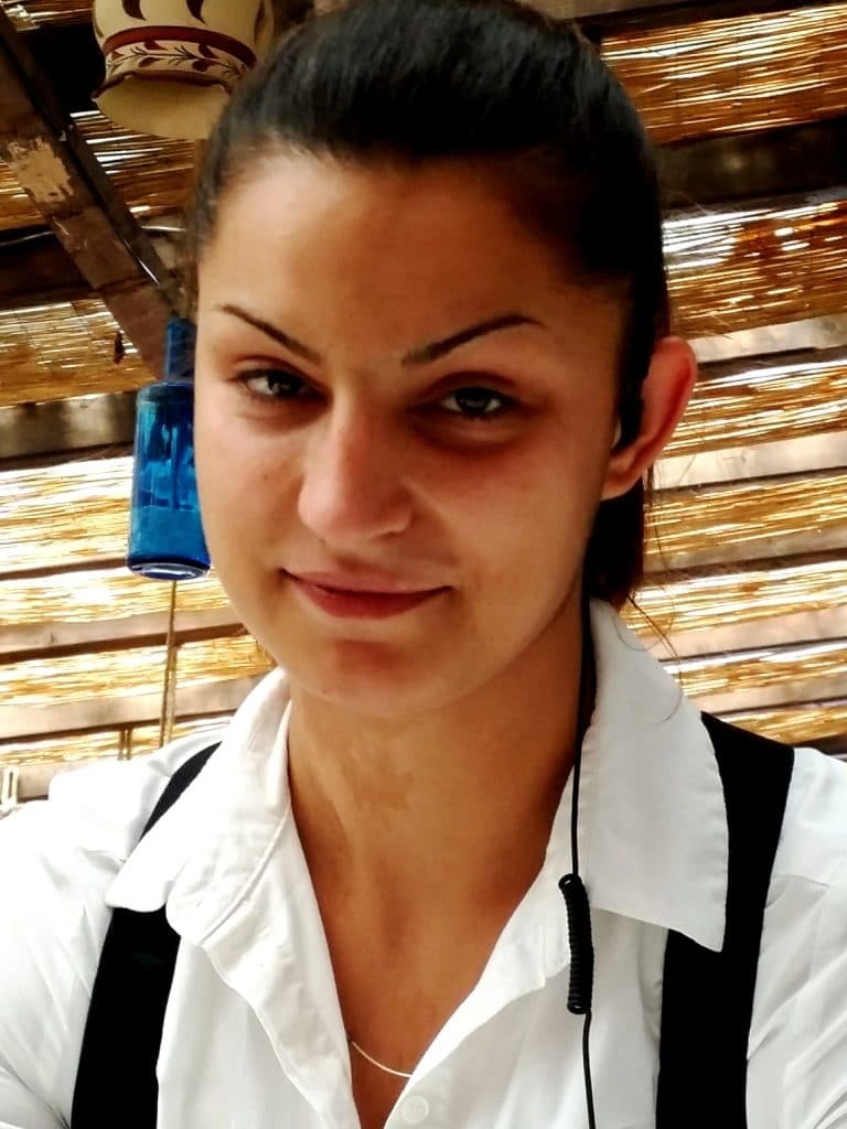 Andreea, chelnerita de la La Finca by Alioli, careia ii place sa fie chelnerita
