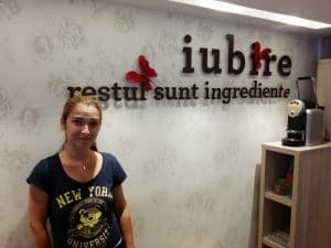 Carina, chelnerita vesela de la Rawdia