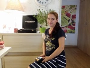 Carina, chelnerita vesela de la Rawdia