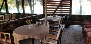 Chez Toni, restaurant libanez traditional in complexul Pescariu Sports and Spa