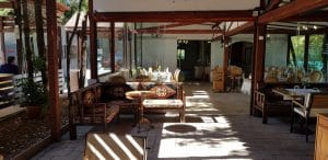 Chez Toni, restaurant libanez traditional in complexul Pescariu Sports and Spa
