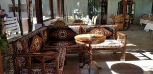 Chez Toni, restaurant libanez traditional in complexul Pescariu Sports and Spa