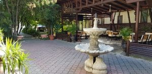 Chez Toni, restaurant libanez traditional in complexul Pescariu Sports and Spa