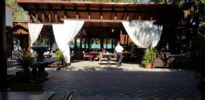 Chez Toni, restaurant libanez traditional in complexul Pescariu Sports and Spa