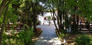 Chez Toni, restaurant libanez traditional in complexul Pescariu Sports and Spa