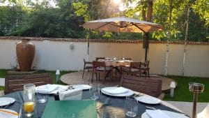 Gradina restaurantului de peste si fructe de mare Mesogios, vara