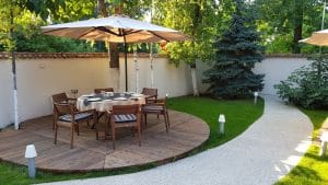 Gradina restaurantului de peste si fructe de mare Mesogios, vara