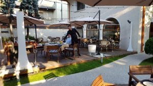 Gradina restaurantului de peste si fructe de mare Mesogios, vara