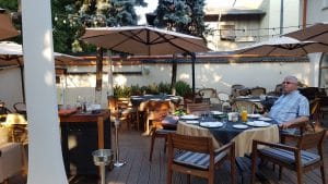 Gradina restaurantului de peste si fructe de mare Mesogios, vara