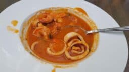 Noul concept de pranz pe o masa murdara