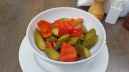 Noul concept de pranz pe o masa murdara