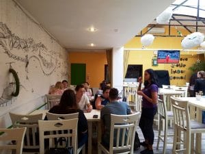 Journey Pub, local in centrul Bucurestiului (Piata Romana), cu terasa plina de vegetatie