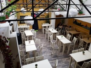 Journey Pub, local in centrul Bucurestiului (Piata Romana), cu terasa plina de vegetatie