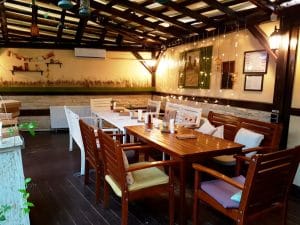 Journey Pub, local in centrul Bucurestiului (Piata Romana), cu terasa plina de vegetatie