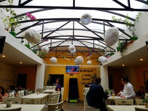 Journey Pub, local in centrul Bucurestiului (Piata Romana), cu terasa plina de vegetatie