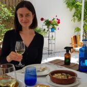 Fata frumoasa in restaurant spaniol