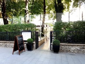 La Strada, terasa restaurantului Roberto's de la Hotel Hilton .jpg