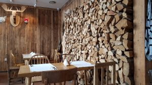 Lacrimi si Sfinti, restaurant cu bucatarie creativa romaneasca in Centrul Vechi