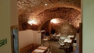Lacrimi si Sfinti, restaurant cu bucatarie creativa romaneasca in Centrul Vechi