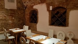 Lacrimi si Sfinti, restaurant cu bucatarie creativa romaneasca in Centrul Vechi