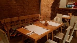 Lacrimi si Sfinti, restaurant cu bucatarie creativa romaneasca in Centrul Vechi