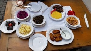 Lacrimi si Sfinti, restaurant cu bucatarie creativa romaneasca in Centrul Vechi