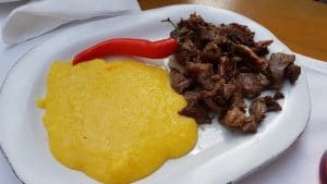 Lacrimi si Sfinti, restaurant cu bucatarie creativa romaneasca in Centrul Vechi