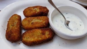Lacrimi si Sfinti, restaurant cu bucatarie creativa romaneasca in Centrul Vechi