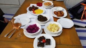 Lacrimi si Sfinti, restaurant cu bucatarie creativa romaneasca in Centrul Vechi