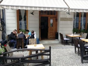 Lacrimi si Sfinti - restaurantul lui Mircea Dinescu in Centrul Vechi
