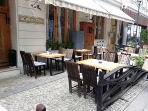 Lacrimi si Sfinti - restaurantul lui Mircea Dinescu in Centrul Vechi