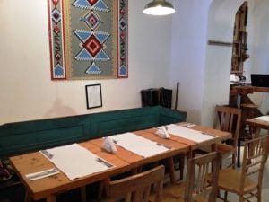 Lacrimi si Sfinti - restaurantul lui Mircea Dinescu in Centrul Vechi