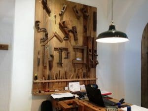 Lacrimi si Sfinti - restaurantul lui Mircea Dinescu in Centrul Vechi