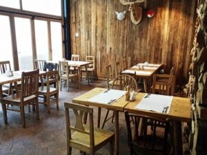 Lacrimi si Sfinti - restaurantul lui Mircea Dinescu in Centrul Vechi