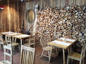 Lacrimi si Sfinti - restaurantul lui Mircea Dinescu in Centrul Vechi