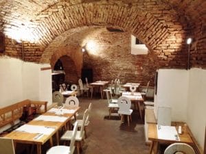 Lacrimi si Sfinti - restaurantul lui Mircea Dinescu in Centrul Vechi