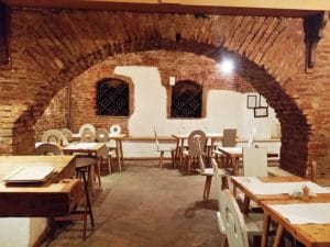 Lacrimi si Sfinti - restaurantul lui Mircea Dinescu in Centrul Vechi