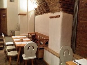 Lacrimi si Sfinti - restaurantul lui Mircea Dinescu in Centrul Vechi