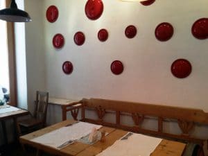 Lacrimi si Sfinti - restaurantul lui Mircea Dinescu in Centrul Vechi