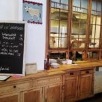 Lacrimi si Sfinti - restaurantul lui Mircea Dinescu in Centrul Vechi