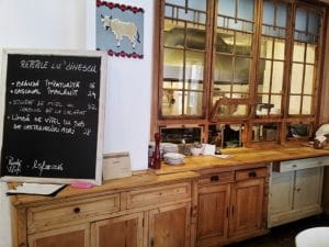 Lacrimi si Sfinti - restaurantul lui Mircea Dinescu in Centrul Vechi