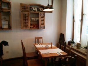 Lacrimi si Sfinti - restaurantul lui Mircea Dinescu in Centrul Vechi