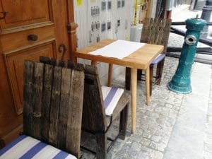 Lacrimi si Sfinti - restaurantul lui Mircea Dinescu in Centrul Vechi