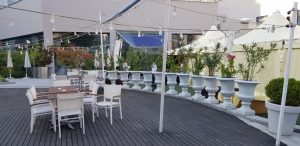 Prime si Sharkia, terasele de vara din curtea interioara a hotelului Radisson