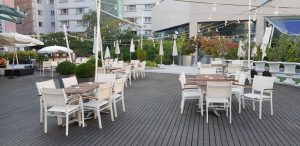 Prime si Sharkia, terasele de vara din curtea interioara a hotelului Radisson